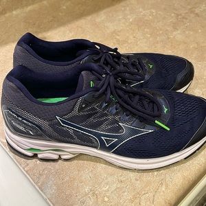 Men’s Mizuno Wave Rider 21 Running Shoe. Size 12